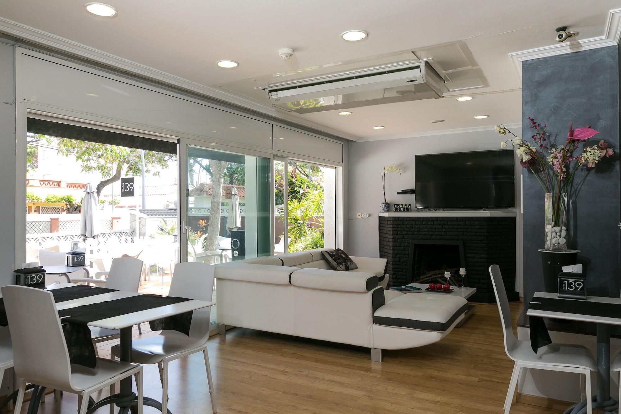 Hotel 139 Castelldefels Εξωτερικό φωτογραφία